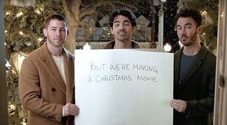 Los Jonas Brothers están de vuelta en las primeras imágenes de 'A Very Jonas Christmas'