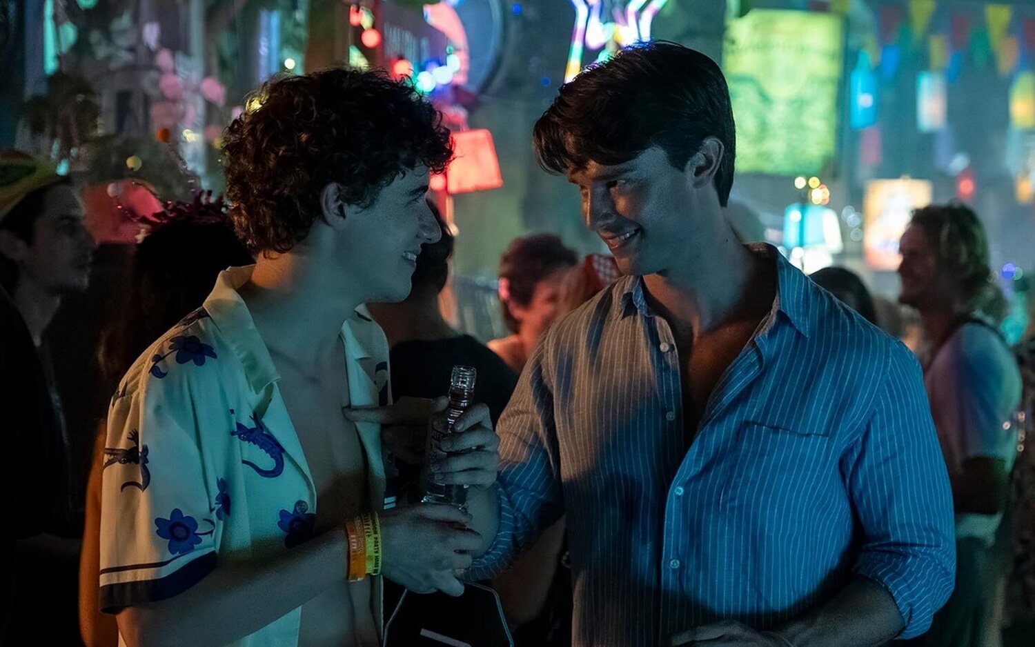 Sam Nivola y Patrick Schwarzenegger en 'The White Lotus'