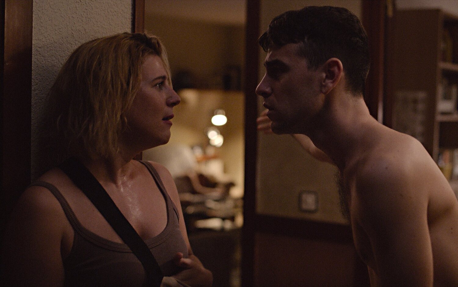 Ángela Cervantes y Àlex Monner como Alex y Adrián en 'La furia'