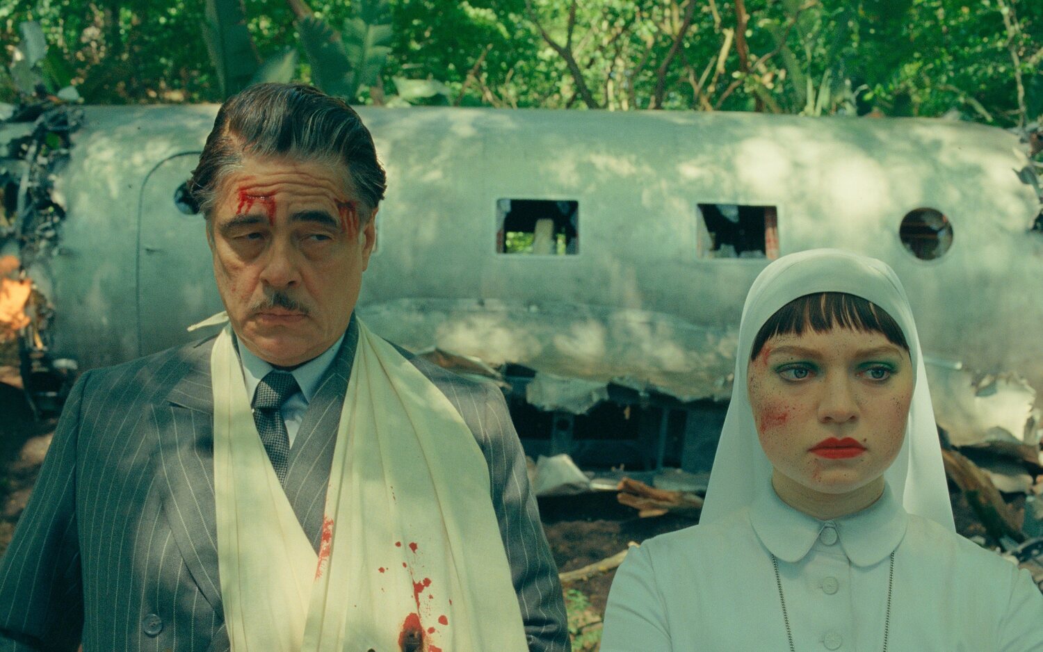 Benicio del Toro y Mia Threapleton en 'La trama fenicia'