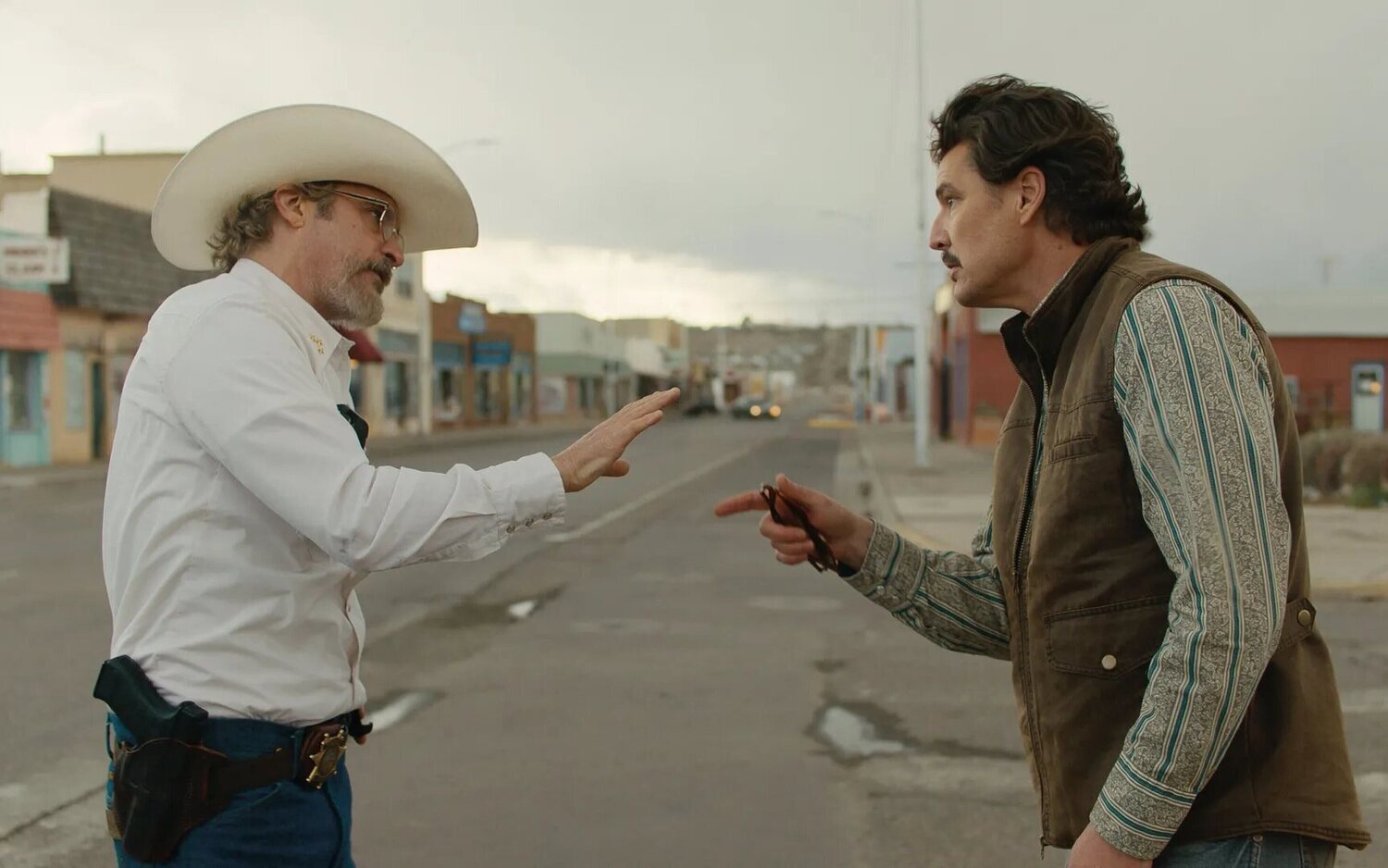 Joaquin Phoenix y Pedro Pascal en 'Eddington'
