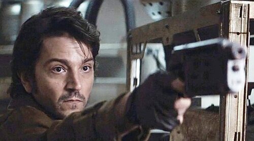 El incidente de Diego Luna con la seguridad del aeropuerto por una bláster de 'Andor'