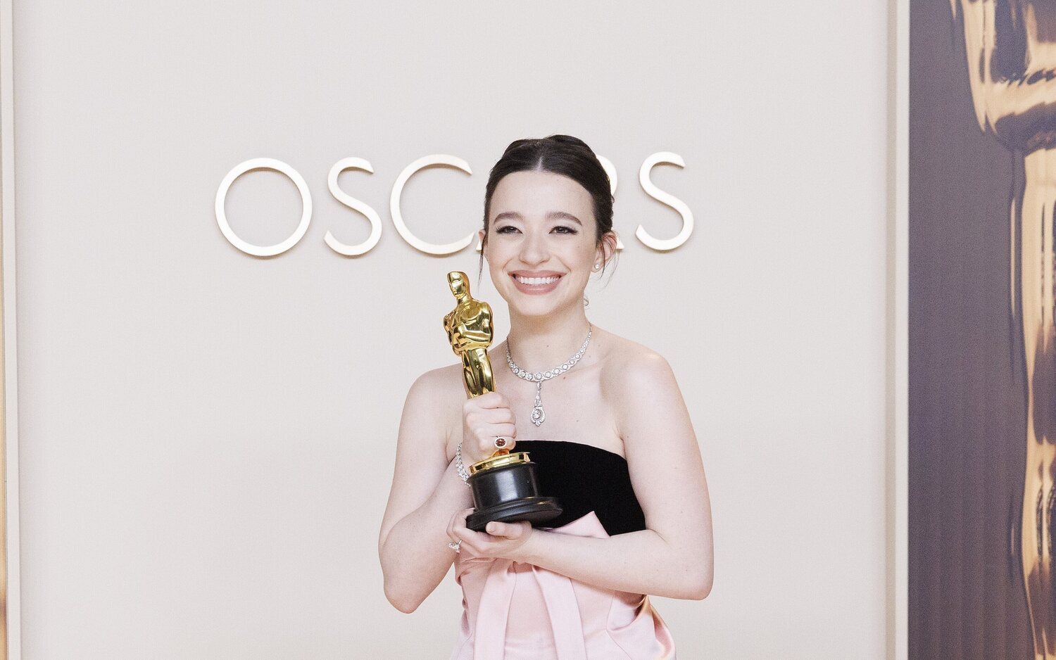 Mikey Madison con su Oscar a la mejor actriz por 'Anora'