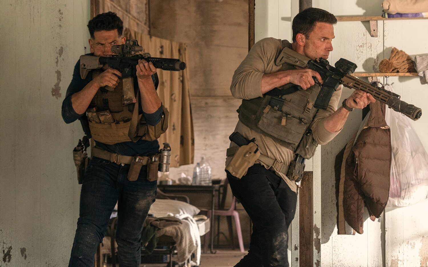 Jon Bernthal y Ben Affleck en 'El contable 2'