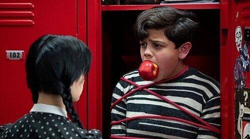 El gran cambio del hermano de 'Miércoles' en la segunda temporada: El estirón de Isaac Ordonez