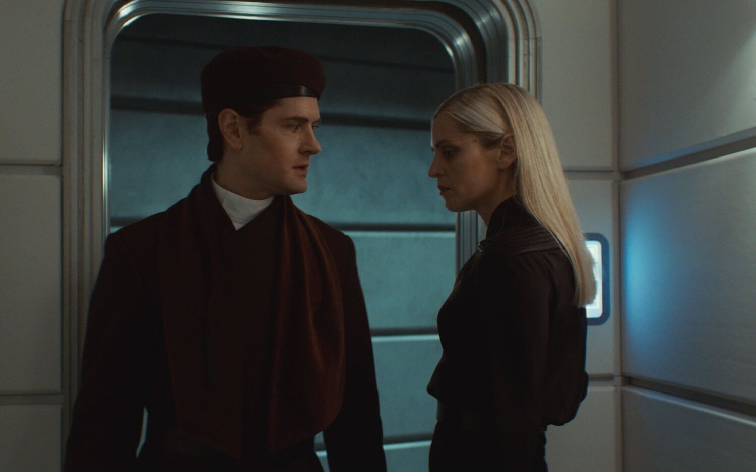 Kyle Soller y Denise Gough en la segunda temporada de 'Andor'