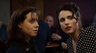 Margaret Qualley lucha contra una secta liderada por Chris Evans en el primer tráiler de 'Honey Don't!'