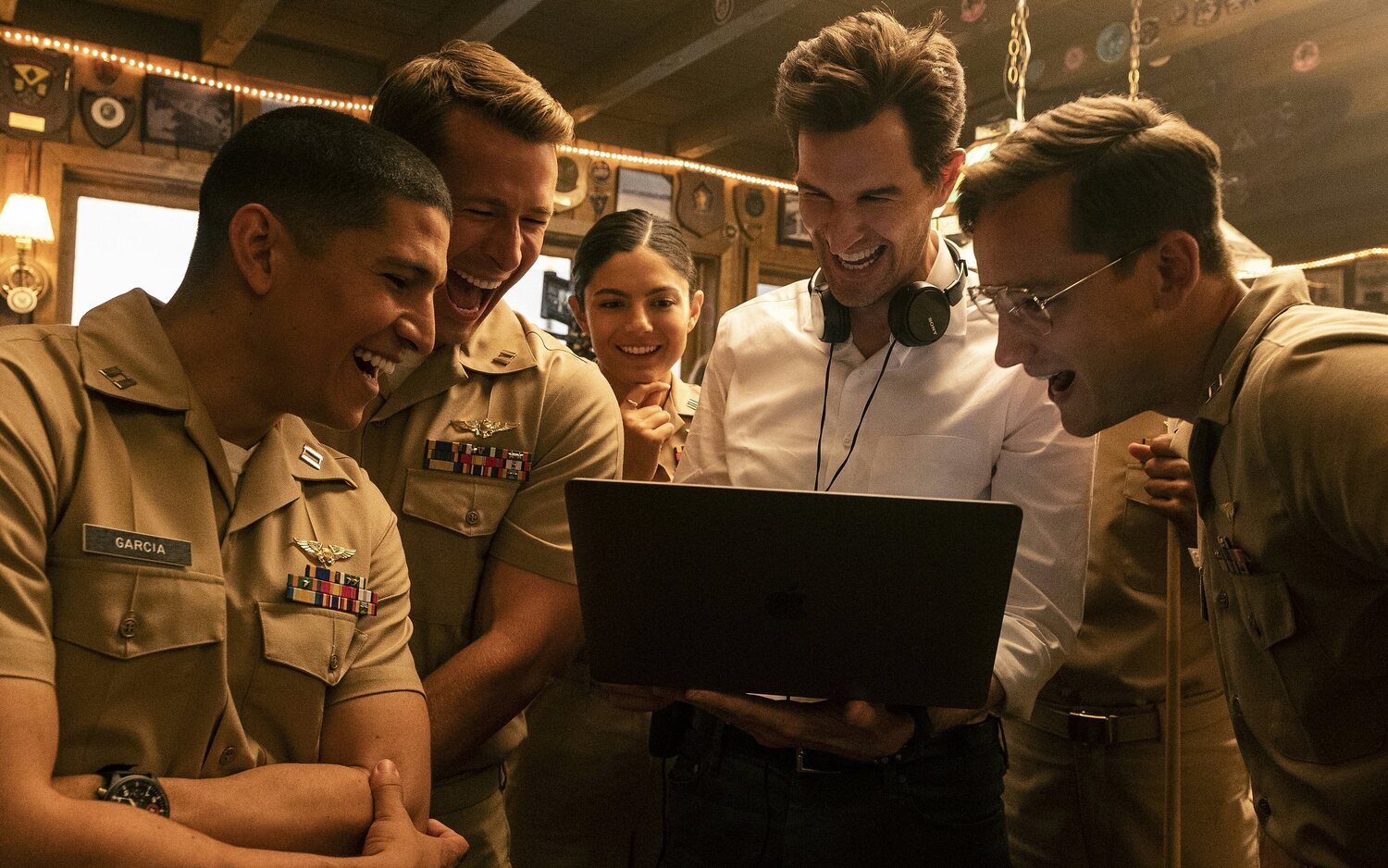 Danny Ramirez, Glen Powell y Lewis Pullman en el rodaje de 'Top Gun: Maverick'
