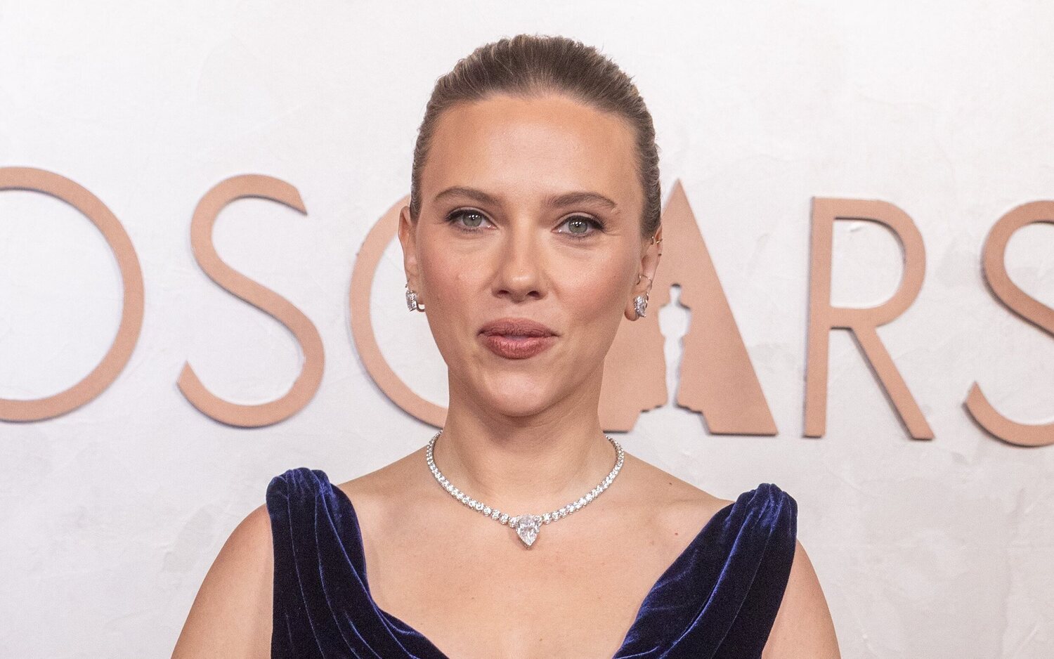 Scarlett Johansson en la alfombra roja de los Oscar 2025