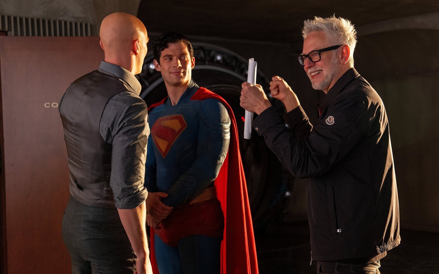 James Gunn con Nicholas Hoult y David Corenswet en el rodaje de 'Superman'
