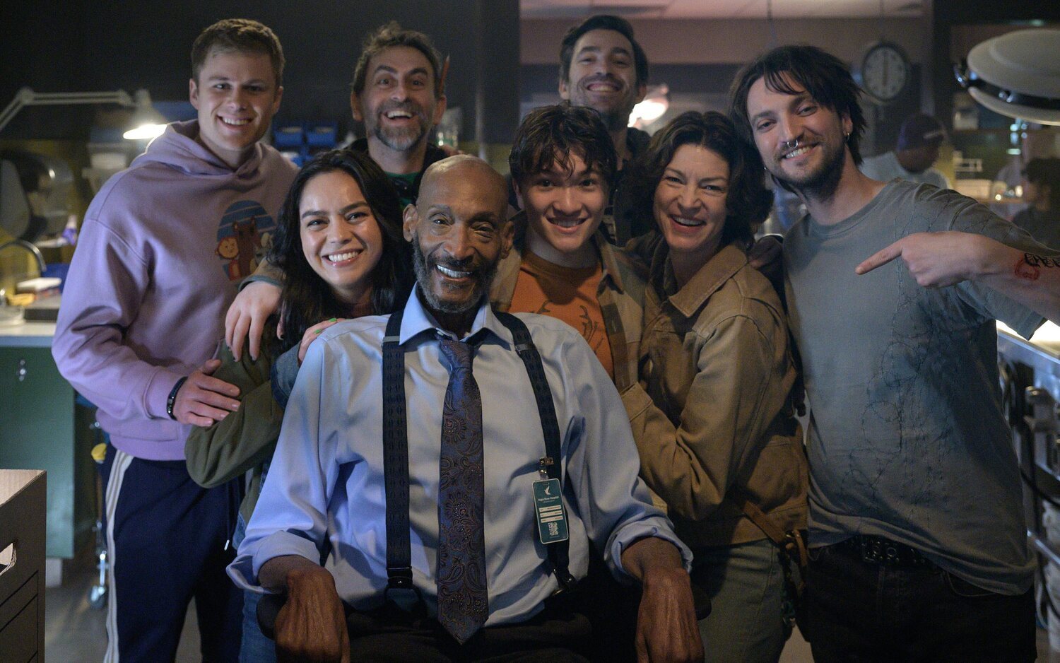 Tony Todd junto al reparto y los directores de 'Destino final: Lazos de sangre'