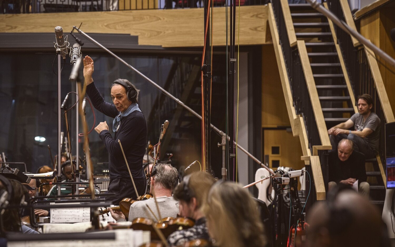 Alexandre Desplat en la sesión de grabación de la BSO de 'Jurassic World: El renacer'