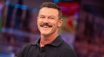Luke Evans canta 'Esa diva' de Melody en 'El hormiguero' y hasta hace el helicóptero