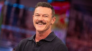 Luke Evans canta 'Esa diva' de Melody en 'El hormiguero' y hasta hace el helicóptero