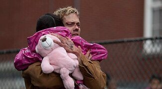 No te subas a coches ajenos: Clip exclusivo de 'Blindado', thriller de Bill Skarsgård y Anthony Hopkins