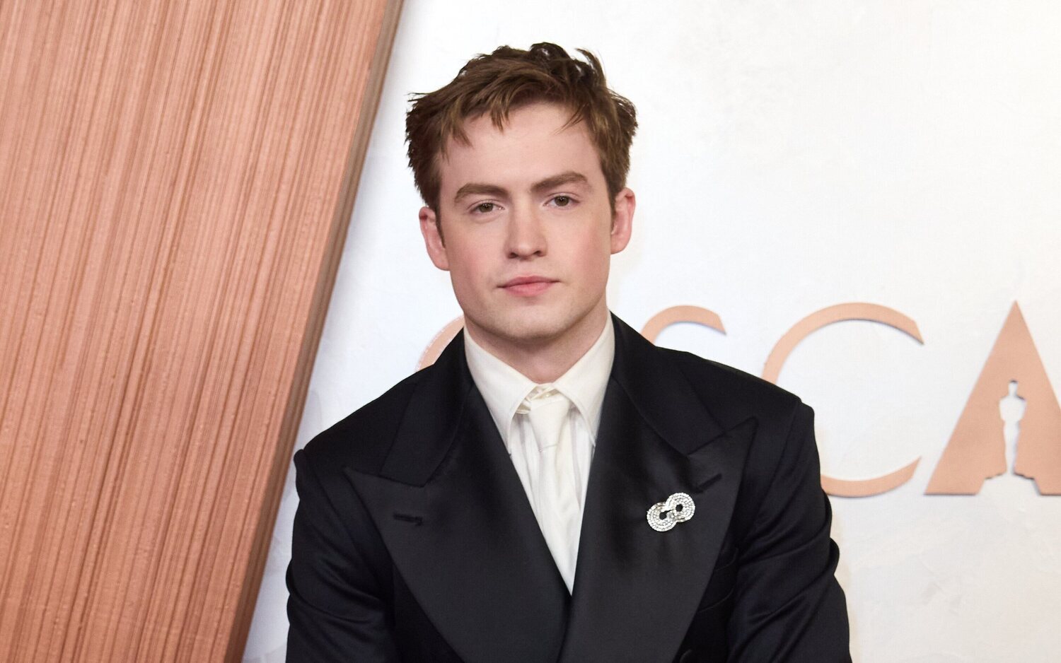 Kit Connor en la alfombra roja de los Oscar 2025