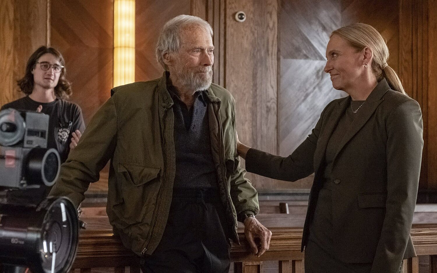 Clint Eastwood con Toni Collette en el rodaje de 'Jurado Nº2'