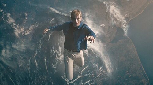 Silver Surfer persigue a Los 4 Fantásticos en el espectacular clip de 'Los 4 Fantásticos: Primeros Pasos' mostrado en el CCXP