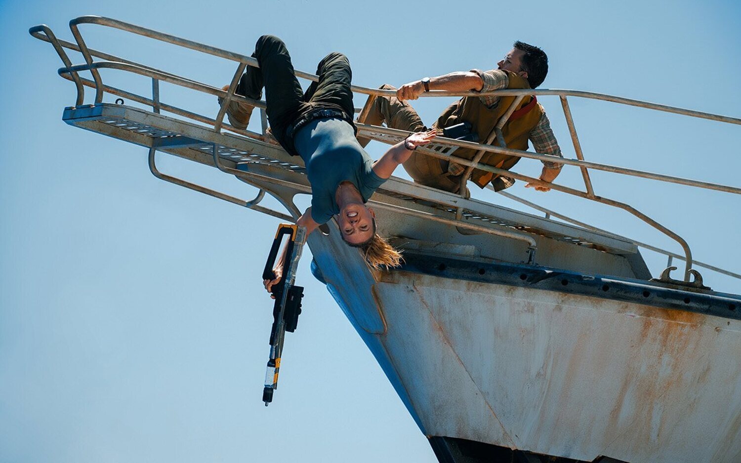 Scarlett Johanson y Jonathan Bailey en 'Jurassic World: El Renacer'