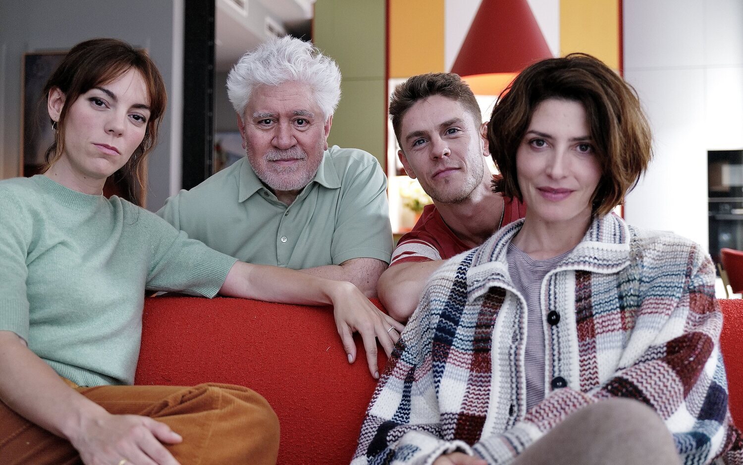 Pedro Almodóvar con Victoria Luengo, Patrick Criado y Bárbara Lennie en el comienzo del rodaje de 'Amarga Navidad'