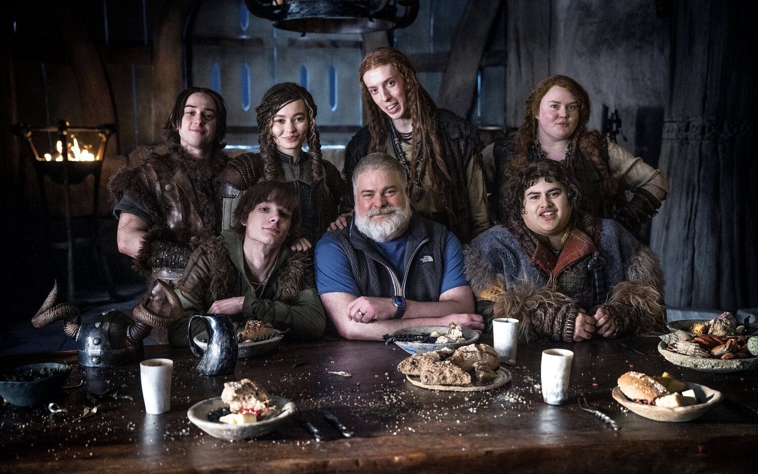 Dean DeBlois con sus cadetes vikingos en el set de 'Cómo entrenar a tu dragón'