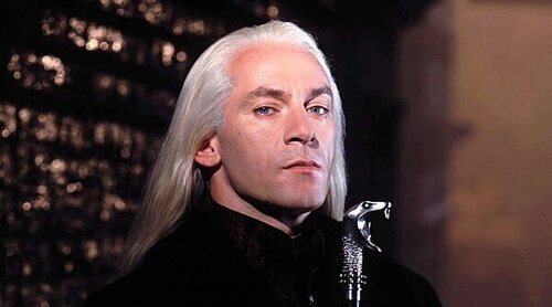 Jason Isaacs ('Harry Potter') pasa el bastón de serpiente de Lucius Malfoy a Johnny Flynn con un bonito mensaje