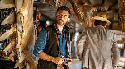 Jonathan Bailey presenta entre risas el cubo especial de palomitas de 'Jurassic World: El renacer'