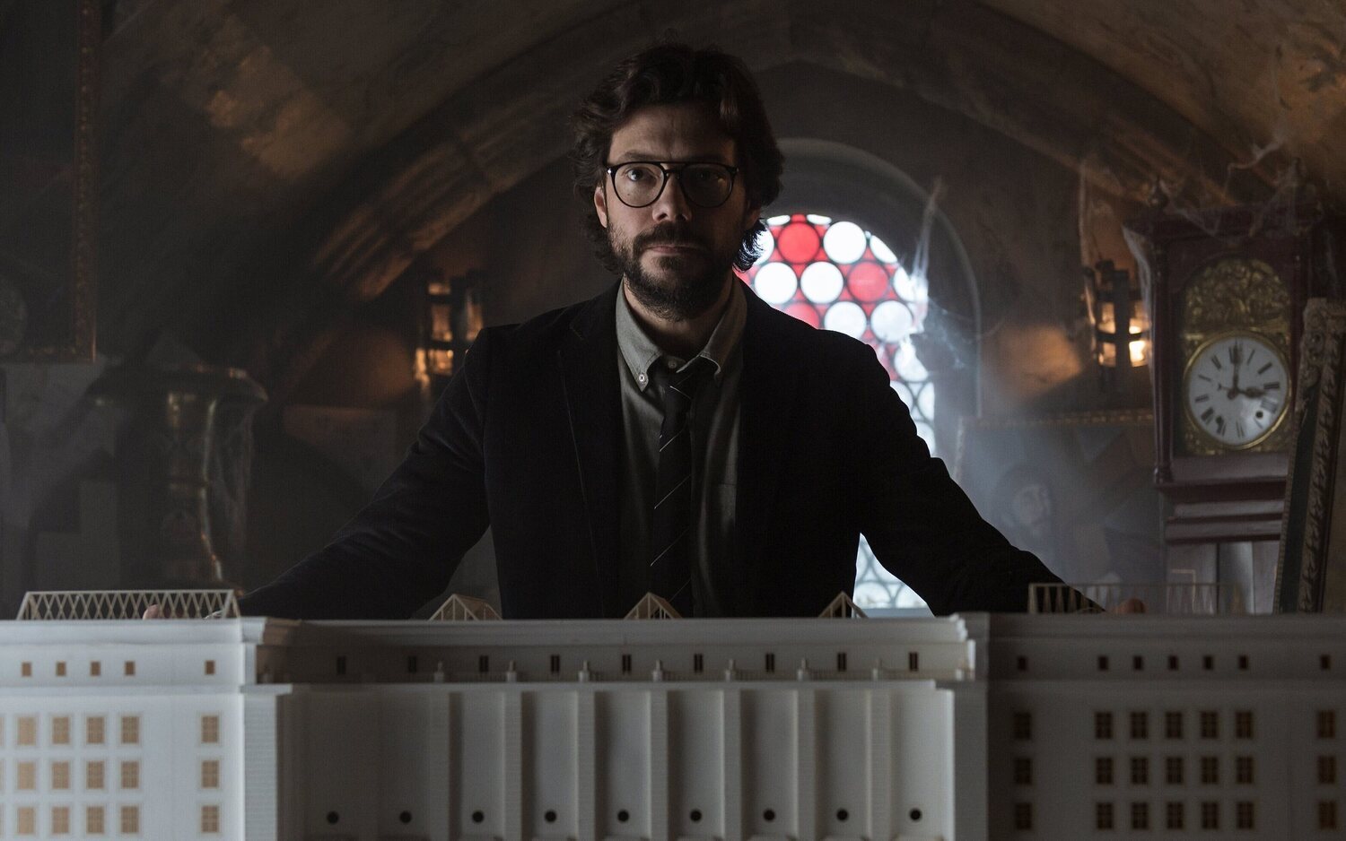Álvaro Morte vuelve como El Profesor en la segunda temporada de 'Berlín' y ya tiene nueva minierie en Netflix