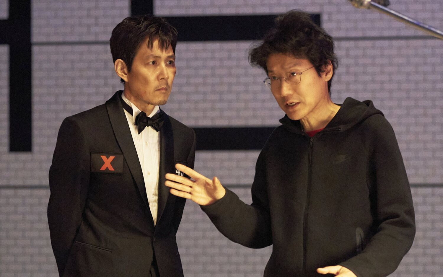 Lee Jung-jae junto al creador y director de 'El juego del calamar', Hwang Dong-hyuk