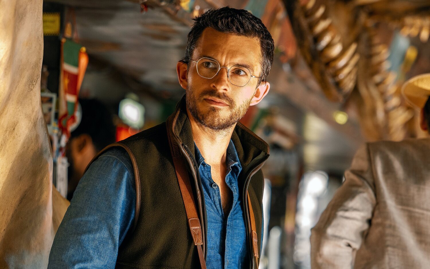 Jonathan Bailey es el doctor Henry Loomis