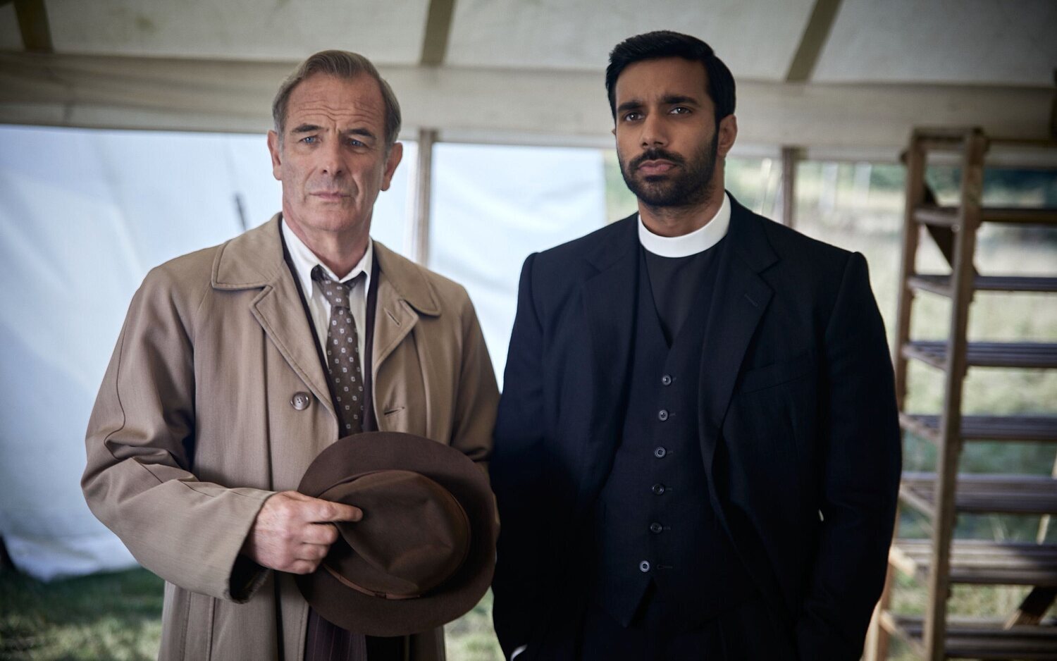 Robson Green y Rishi Nair en 'Grantchester'