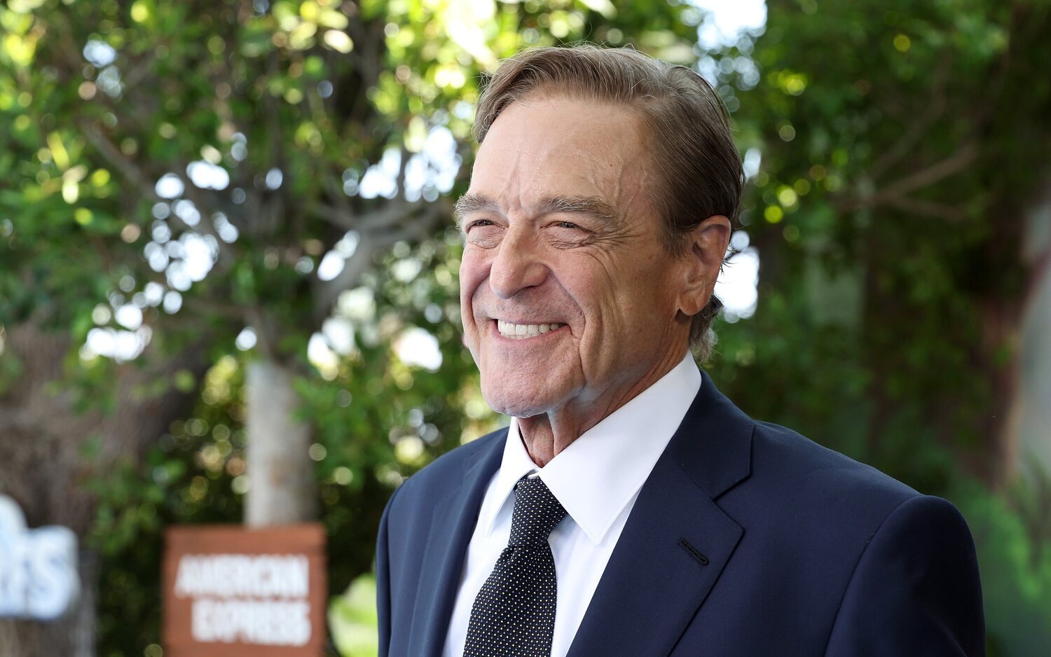 John Goodman en la alfombra roja de 'Pitufos'