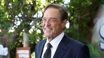John Goodman dice que se desnudó y se pintó de azul para meterse en el papel de Papá Pitufo