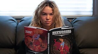 El primer póster de 'Supergirl' no nos pide que miremos arriba, sino que tengamos cuidado con Milly Alcock