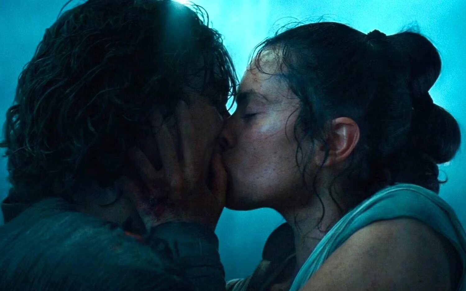 El beso de Rey Skywalker y Kylo Ren que disparó la 'Reylomanía'