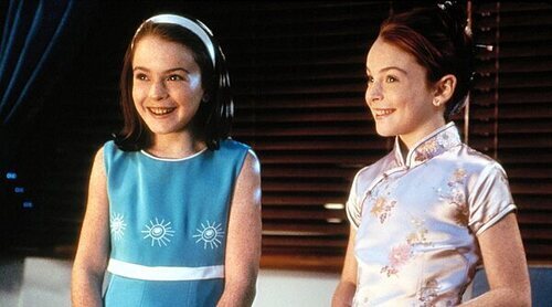 El cast de 'Tú a Londres y yo a California' se reúne para apoyar a Lindsay Lohan en la alfombra roja