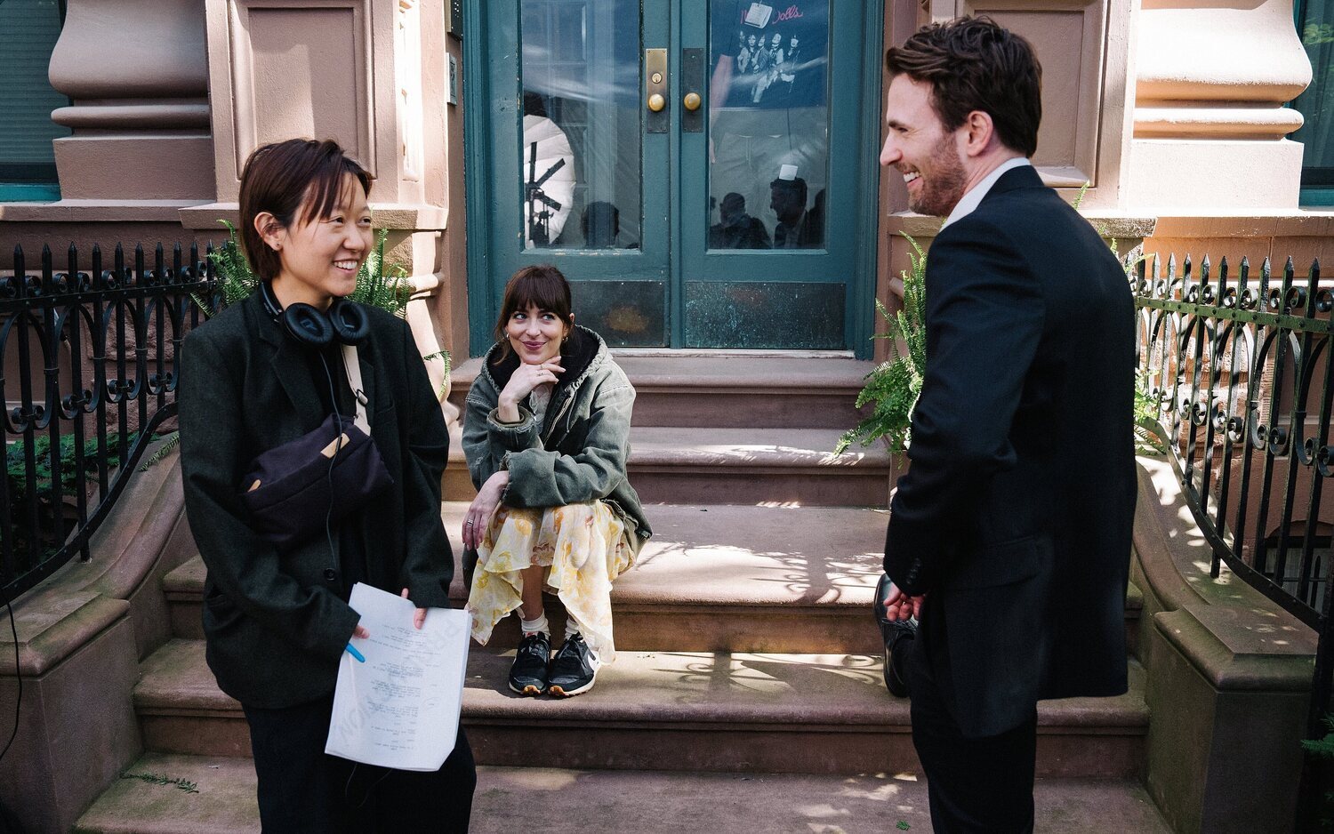 Celine Song, Dakota Johnsson y Chris Evans en el rodaje de 'Materialistas'
