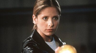 Primeras imágenes de Sarah Michelle Gellar en el rodaje del reboot de 'Buffy' con nuevo estilo para la Cazavampiros