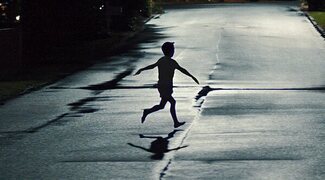 Por qué Zach Cregger incluye a David Fincher en los agradecimientos de 'Weapons': "Me abrió la mente"