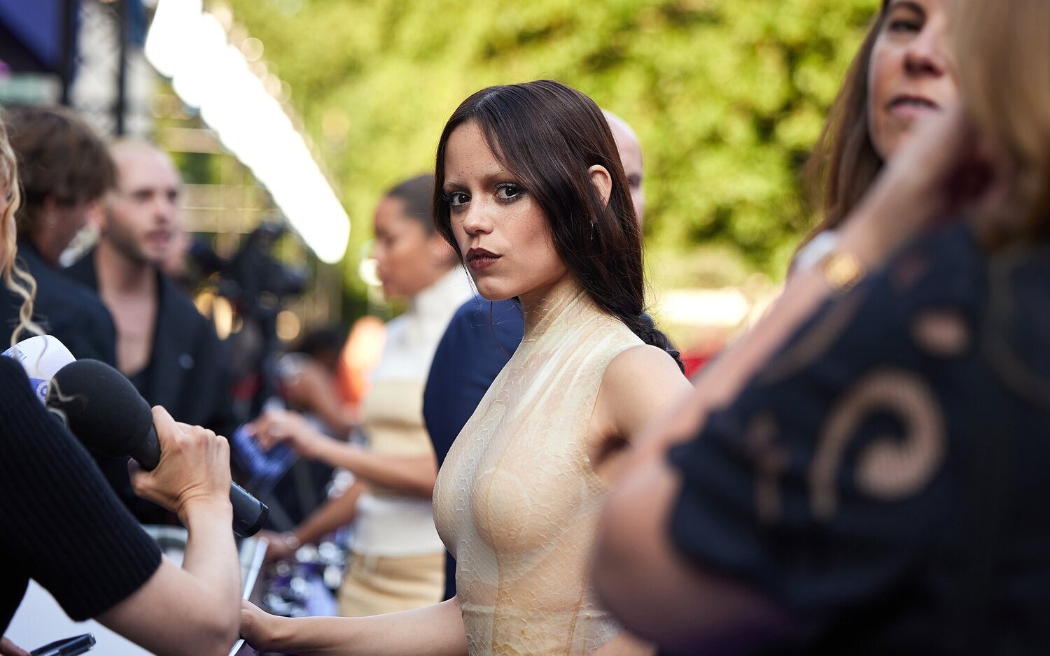 Jenna Ortega atiende a los fans en la premier de la temporada 2 de 'Miércoles'