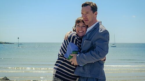 Olivia Colman y Benedict Cumberbatch airean las diferencias de su matrimonio en este clip exclusivo de 'Los Rose'