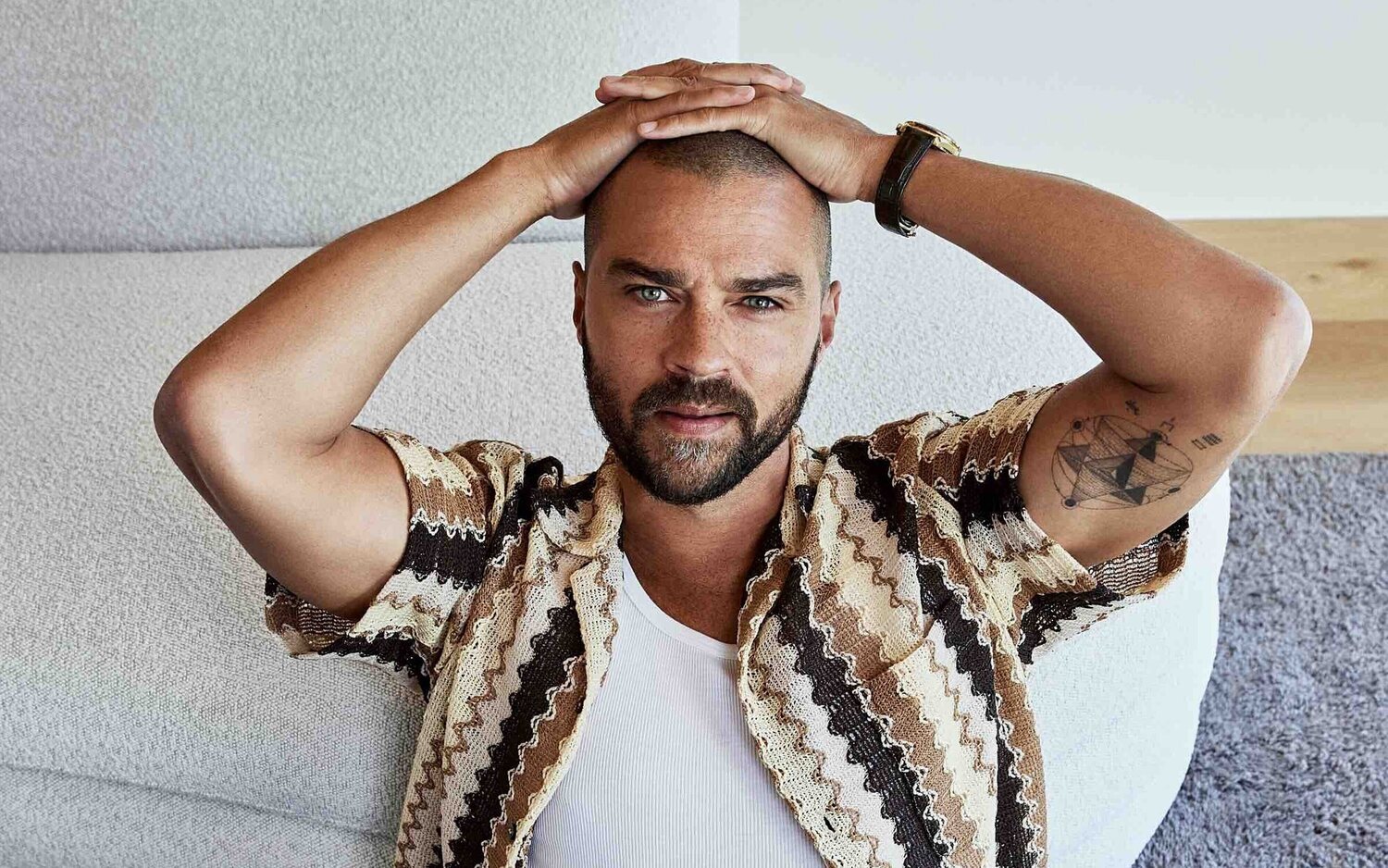 Jesse Williams protagoniza 'Hotel Costiera'