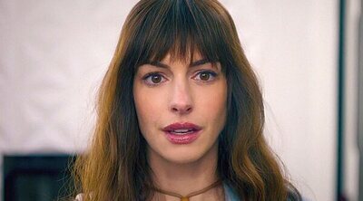 Anne Hathaway se recupera con elegancia de una aparatosa caída en el rodaje de 'El diablo viste de Prada 2'