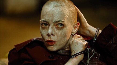 Emma Stone rapada en el primer tráiler de 'Bugonia', lo nuevo de Yorgos Lanthimos
