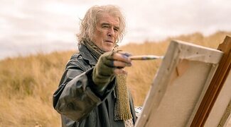 Los cuadros de Pierce Brosnan no están en venta en este exclusivo clip de 'Amor en cuatro letras'