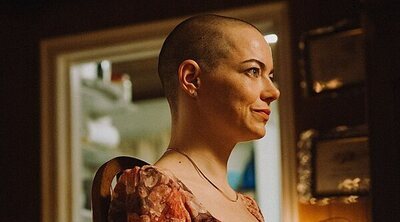 Las primeras críticas de 'Bugonia' aplauden a Yorgos Lanthimos y Emma Stone: "Colorea con grandeza"
