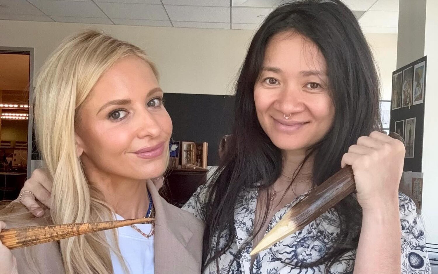 Sarah Michelle Gellar y Chloé Zhao en el rodaje de la nueva 'Buffy'