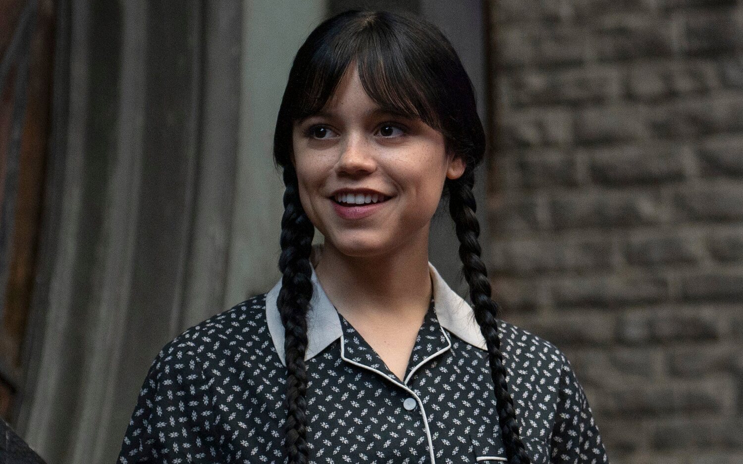 Jenna Ortega sonríe en 'Miércoles' (pide un deseo)