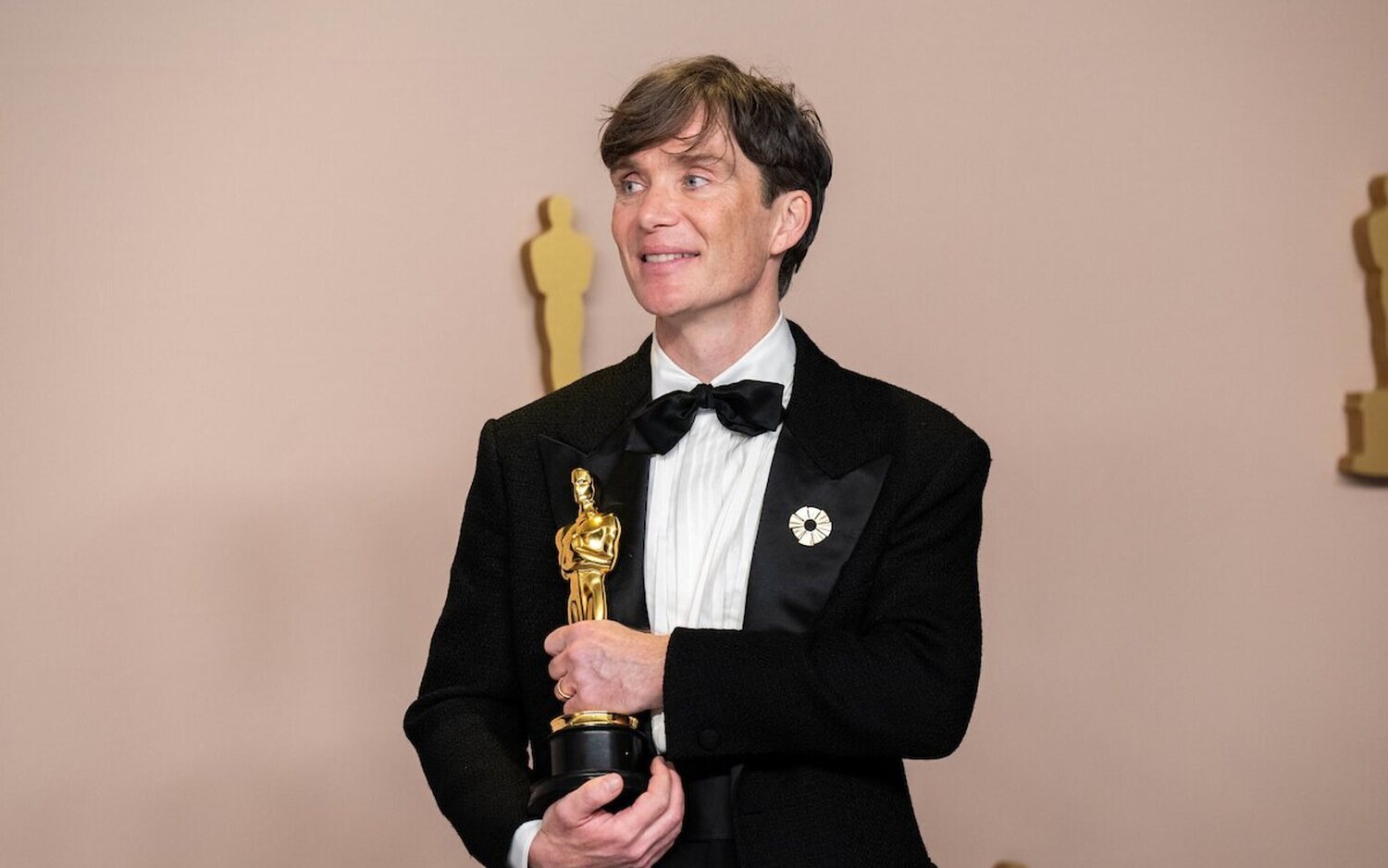 Cillian Murphy posa con su Óscar por su actuación en 'Oppenheimer'