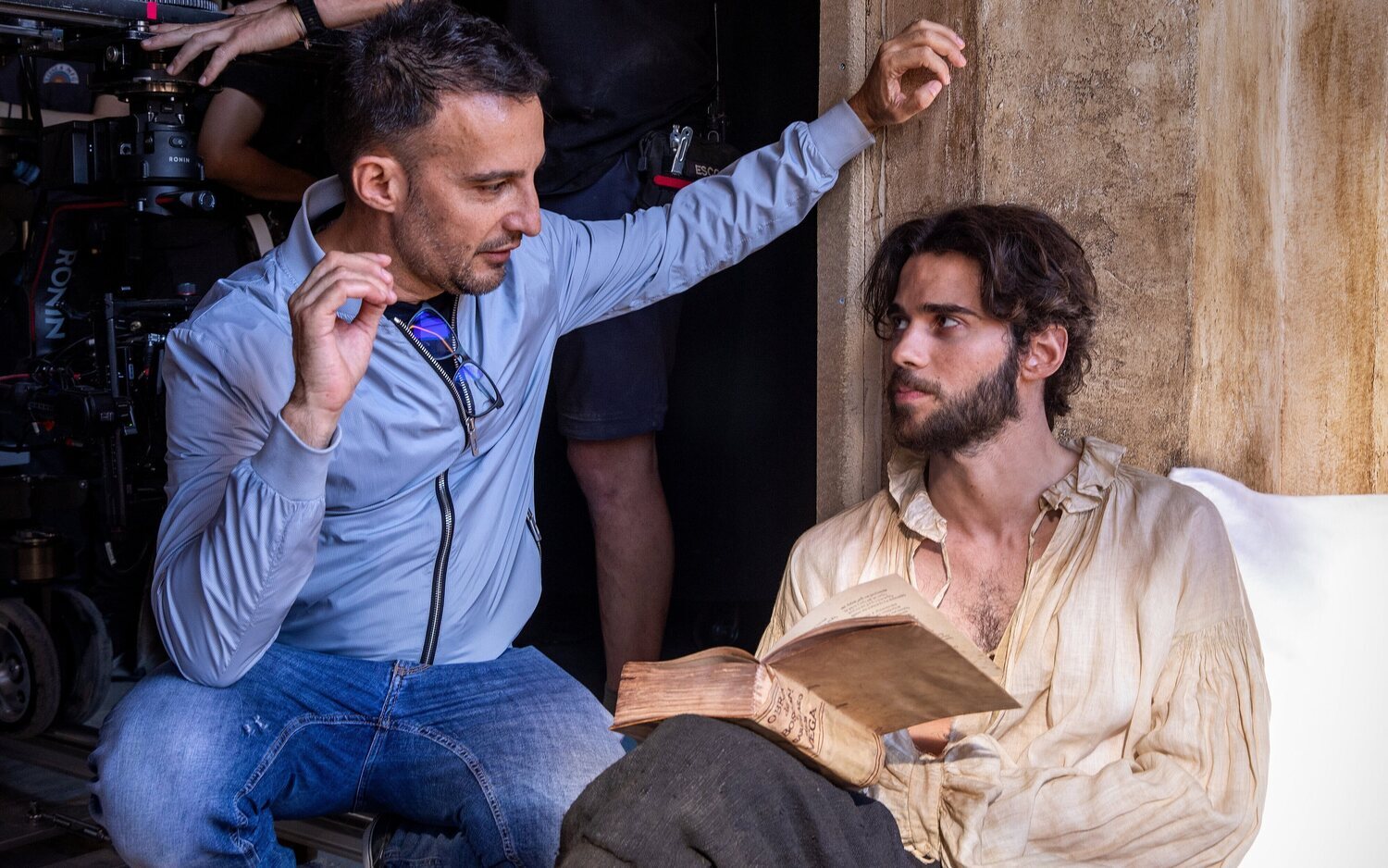 Alejandro Amenábar y Julio Peña en el rodaje de 'El cautivo'